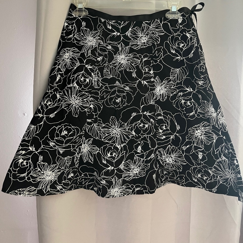 90’s black floral mini skirt